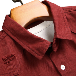 Chemise en jean bordeaux déchirée pour homme, manches courtes, boutonnée, style streetwear décontracté, détails déchirés, séchage rapide, respirante, été - Product Image 3