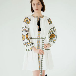 เดรสยาวปักลายสไตล์ชาติพันธุ์สำหรับผู้หญิงปี 2023 คอวี แขนสั้น เอวธรรมชาติ ผ้าทอ 100% ผ้าฝ้าย ซักได้ สวมใส่สบาย - Product Image 1