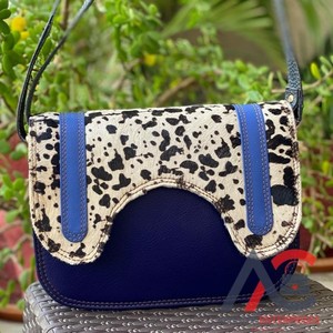 Sac à main en cuir avec fourrure recyclée pour femmes, sac à bandoulière coloré fait à la main - Product Image 1