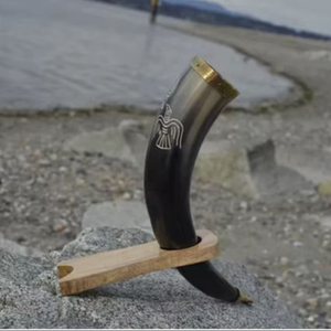 Corne à boire viking sculptée, nouvelle conception, avec logo, authentique, sans fuites, sans danger pour les aliments, par Tradebit - Product Image 1