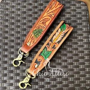 Nueva Llegada Mano Tooled Cuero Muñequera Llaveros En Relieve Estampado Floral Cuero Llaveros Tooled Accesorios de cuero Correas para llaves - Product Image 1