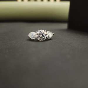 แหวนเพชรสเตนเลสสวยพร้อมหินมอยส์ซอไนต์ชุบทอง14KT เป็นของขวัญครบรอบ - Product Image 1