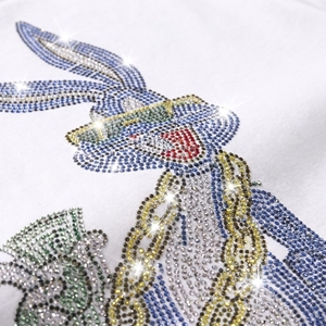 Camiseta Blanca para Hombre con Diseño de Personaje de Bugs Bunny con Pedrería, Manga Corta, Cuello Redondo, Estilo Urbano, Corte Cuadrado - Product Image 2