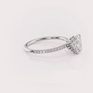 แหวนหมั้นเพชรทรงคุชชั่นที่ได้รับการรับรองจาก IGI พร้อมวงแหวนประดับเพชรแบบ Pave ในทอง 14K สีเหลือง/ขาวและสีโรสโกลด์ - Product Image 3