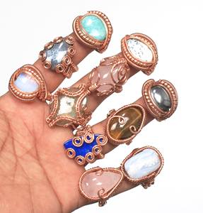 Vente en gros de bagues fantaisie en cuivre avec pierres précieuses et cristaux assortis, fil de macramé, bijoux de mode, lots de bagues en cristal - Product Image 3