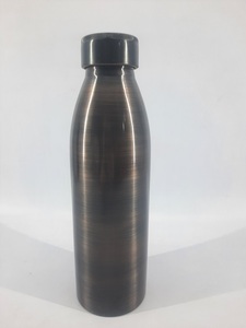 Botella de agua de cobre con un diseño clásico para una hidratación moderna - Product Image 6
