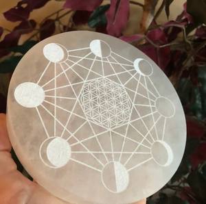 Posavasos de selenita redondos al por mayor, placa de carga de piedras preciosas naturales con meditación tallada a mano para decoración del hogar - Product Image 5