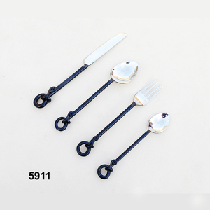 Cuchillo Negro de Hierro Forjado a Mano para Caza con Mango Largo - Product Image 2