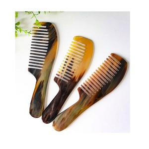 Peine de cuerno tradicional, respetuoso con el medio ambiente, herramienta hecha a mano duradera, acabado suave, hecho de cuerno, ideal para las necesidades diarias de peinado del cabello - Product Image 1