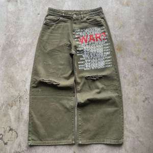 กางเกงยีนส์ทรงเอวสูงแบบวินเทจ แต่งลายพิมพ์สกรีน ขอบขาบาน ซักฟอกแบบดิสเทรส พร้อมกระดุมปิด - Product Image 1