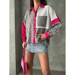 Blusas y Camisas Florales Grises y Fucsia para Mujer Topshow, Producto al por Mayor - Product Image 3