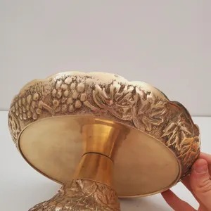 Elegante Soporte para Pastel de Metal Dorado con Diseño de Uvas Grabado para Ocasiones Especiales, Bodas y Exhibición de Buffet, de la India - Product Image 4