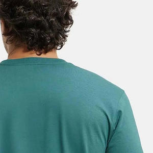 เสื้อยืดคอวีสำหรับผู้ชายเสื้อแขนสั้นผ้าคอตตอน100% คอวีสีพื้น - Product Image 5