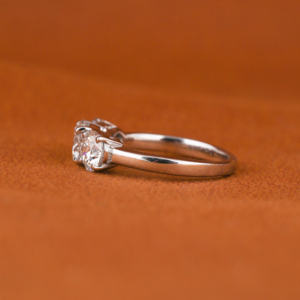 Bague de fiançailles personnalisée à trois pierres de taille ronde en laboratoire plaqué or massif 10KT cadeau d'anniversaire luxueux - Product Image 3