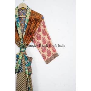 Robe kimono d'été en soie florale faite à la main en Inde, style bohème chic, vêtements de détente pour femmes, robe de mariée à manches longues - Product Image 3