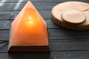 Lampe au sel de l'Himalaya en forme de pyramide avec conception animale sculptée artisanat naturel de haute qualité personnalisé pour un décor de table à la maison unique - Product Image 2