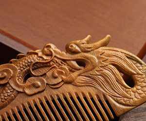 Peigne en bois de neem durable et luxueux |   Peigne de poche antistatique à dents larges en bois - Outil de coiffure personnalisé avec logo couleur - Product Image 4