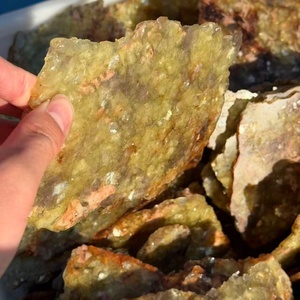 Irisan Mika Emas Alami Tidak Beraturan Berkilau Spesimen Mineral Muscovite Emas Tipis untuk Dekorasi Rumah & Pembuatan Perhiasan - Product Image 3