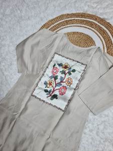 Kurta blanc élégant avec broderie et imprimé Dupatta | Ensemble de costume indien de fête | Ensemble ethnique élégant - Product Image 3