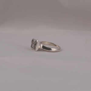 Bague de fiançailles en or blanc massif 18KT avec diamant et monture de style classique de 5.50 ct vert éclatant taillé en laboratoire - Product Image 2