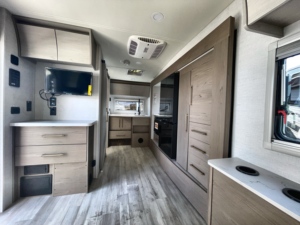 Venta al por mayor de caravanas Grand Design RVs Serenova 150HL de 19 pies para 2 personas con cama abatible tamaño queen, modelos 2025 y 2026, disponibles para envío inmediato. - Product Image 2