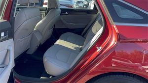 SONATA 2017 d'occasion en excellent état, boîte manuelle 6 vitesses, traction avant, moteur 2.4L 185 CV, berline 14 Sport, couleur extérieure rouge écarlate, transmission prête à l'emploi. - Product Image 3