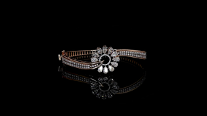 Pulsera de Diamante Cultivado en Laboratorio con Forma de Pera y Trébol, con Oro Sostenible para Mujer - Product Image 2