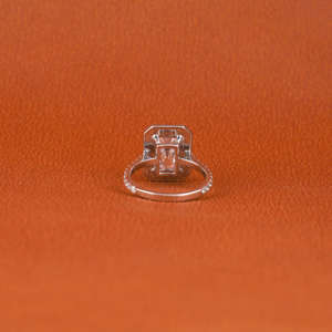 Anillo de compromiso de lujo con diamante cultivado en laboratorio de corte radiante y engaste halo, chapado en oro macizo de 14K, estilo moderno, anillo de regalo para mujer. - Product Image 5