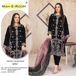 Traje Salwar de terciopelo de mujer de calidad superior con bordado pesado y Organza Dupatta elegante para uso de colección festiva y de boda - Product Image 5