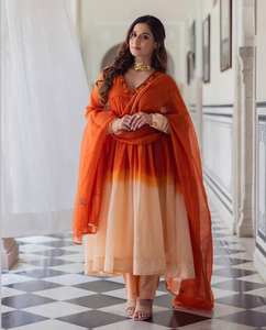 Conjunto de Vestido, Dupatta y Pantalón de Seda Chinon para Fiestas y Bodas Tradicionales Indias Modernas - Product Image 1