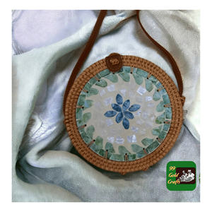 Sac en rotin avec incrustation de coquillages ronds - Product Image 1