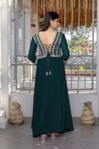 Vestido de columna clásico con cuello redondo atemporal y elegante abertura en la espalda para una belleza minimalista disponible a granel - Product Image 5