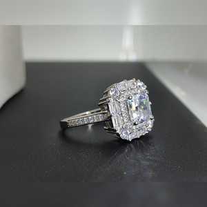 แหวนคริสตัลทรงเหลี่ยมสุดฮิต ดีไซน์หรูหรา ประดับเพชรทองคำแท้ สำหรับผู้หญิง สไตล์คลาสสิก เหมาะสำหรับงานแต่งงานและงานปาร์ตี้ - Product Image 3