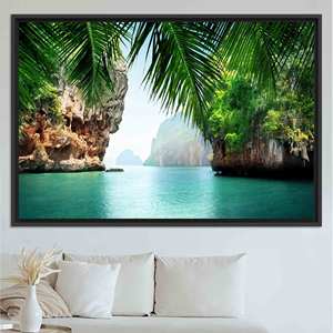 Lienzo Impreso con Vista Panorámica de Bahía Tropical Tailandesa: Decoración Moderna con Vista al Mar, Lienzo con Marco Negro - Product Image 1