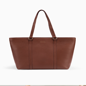 Esta atractiva bolsa de mano texturizada de color marrón medio y un posavasos de mármol blanco ahora están disponibles a precios de mayoreo. - Product Image 1