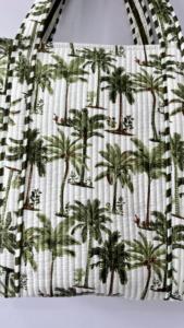 กระเป๋าผ้าฝ้ายอินเดียทำด้วยมือกระเป๋าสะพายไหล่สำหรับผู้หญิงพิมพ์ลายดอกไม้18ใบใช้ซ้ำได้เปิดปิดพื้นหลังสีขาว - Product Image 6