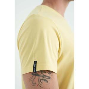เสื้อยืดคอกลมแขนสั้นผ้าฝ้ายผสมอีลาสเทนสีเหลืองสำหรับผู้ชาย Air Jones รุ่น Basic เหมาะสำหรับสไตล์ลำลองในชีวิตประจำวัน - Product Image 5