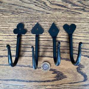 Crochet porte-clés décoratif en fer de style antique avec motifs ornés et parfait pour les intérieurs de maison rustiques et traditionnels - Product Image 6