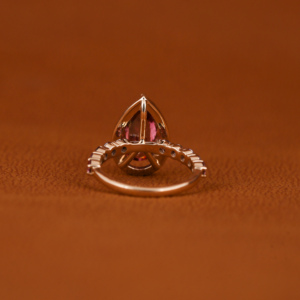 Bague de fiançailles classique plaquée or 18 carats avec diamant rose taille poire créé en laboratoire et diamants ronds roses et blancs sur les côtés - Product Image 4