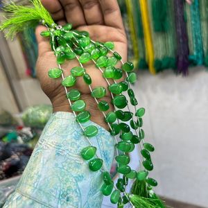 Cuentas Monalisa en forma de lágrima, fibra óptica verde con piedras preciosas de corte ovalado natural - Product Image 2