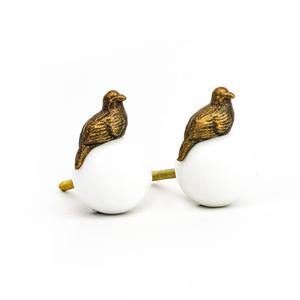 Poignée décorative royale blanche avec motif d'aigle doré pour armoires, tiroirs et portes, pour un mobilier et une décoration intérieure élégants - Product Image 4