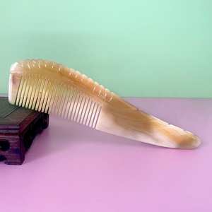 Peine para el cabello hecho a mano de cuerno de búfalo natural pulido, de dientes anchos, antiestático y desenredante para cabello grueso, rizado y largo - Product Image 1