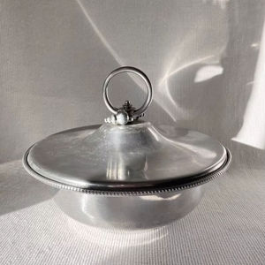 Casserole en métal classique aspect argent avec couvercle à anneau pour table à manger traditionnelle et buffet, utilisation de service en provenance d'Inde - Product Image 1