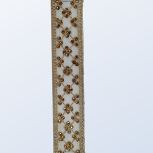 Chất lượng cao 9 MTR. Ren sang trọng trên lưới bướm với chuỗi hoa văn thêu đầy màu sắc được sản xuất tại Ấn Độ - Product Image 1