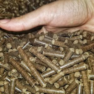 Granulés de bois premium Lake Valley, sac de 40 lb, sans agents liants, combustible pour système de chauffage, teneur en cendres 0,6 %, valeur calorifique 4800, humidité 8 % - Product Image 2