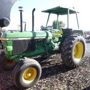รถแทรคเตอร์2450 John Deere พร้อมวิศวกรรมคุณภาพระดับพรีเมียมที่สร้างขึ้นสำหรับงานฟาร์ม - Product Image 3