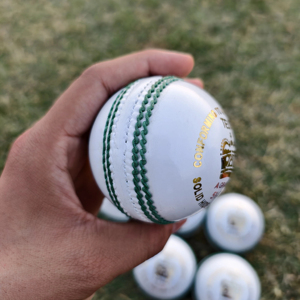 Balle de cricket en cuir blanc 4 pièces OEM logo personnalisé Vente en gros de qualité supérieure - Product Image 1