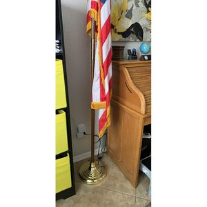 Base para Bandera Dorada para Interiores, Soporte para Banderas de 1.3 Pulgadas de Diámetro, Base para Asta de Bandera, Bandera de Poliéster Resistente - Product Image 1