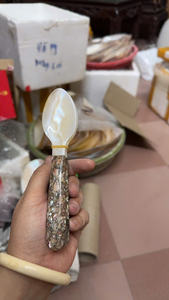 Cuillère artistique en nacre avec manche unique en forme de feuille de lotus incrustée de perles, 16 cm, cuillère en coquille de conque MOP, artisanat vietnamien - Product Image 6