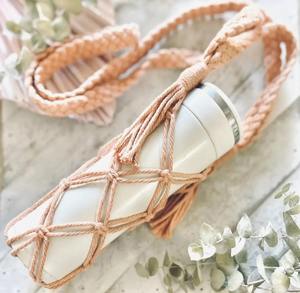 Botella de macramé, decoración elegante hecha a mano, acento para consola y estilo moderno inspirado en Boho Chic - Product Image 1